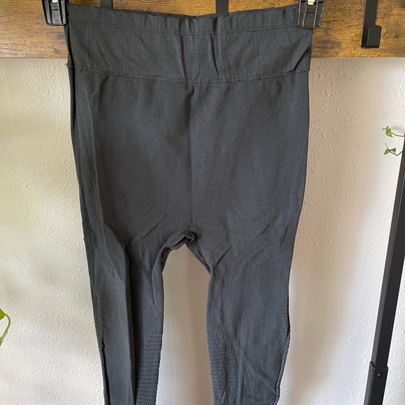 Fabletics cutout legging - Picture 3 of 4